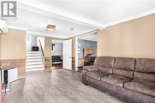 93 Montpetit Street, Prescott And Russell, ON - Indoor Photo Showing Living Room