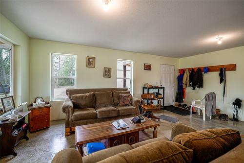 250 Gunter Ellison Road, Enderby, BC - Indoor Photo Showing Living Room