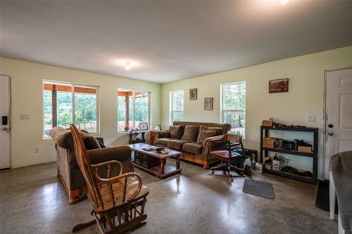 250 Gunter Ellison Road, Enderby, BC - Indoor Photo Showing Living Room