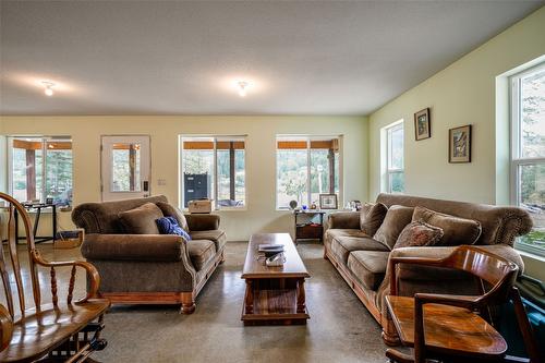 250 Gunter Ellison Road, Enderby, BC - Indoor Photo Showing Living Room