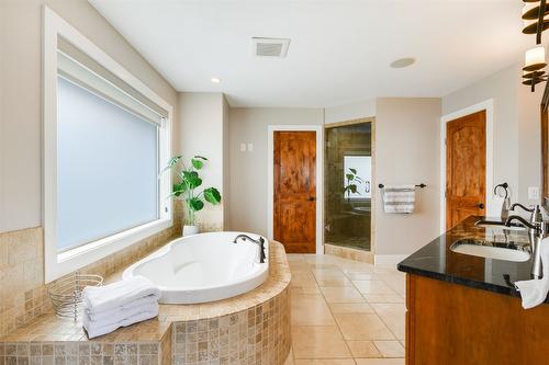 896 Hewetson Avenue, Kelowna, BC - Indoor Photo Showing Bathroom