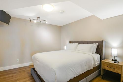 896 Hewetson Avenue, Kelowna, BC - Indoor Photo Showing Bedroom