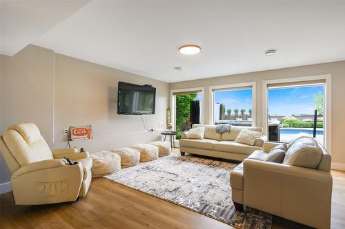 896 Hewetson Avenue, Kelowna, BC - Indoor Photo Showing Living Room