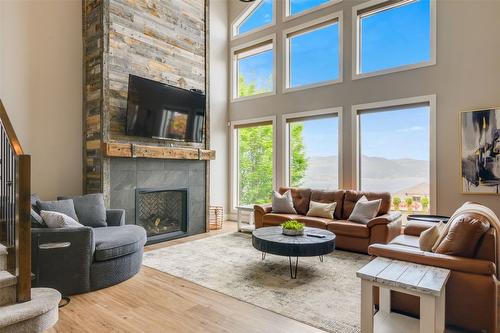 896 Hewetson Avenue, Kelowna, BC - Indoor Photo Showing Living Room With Fireplace