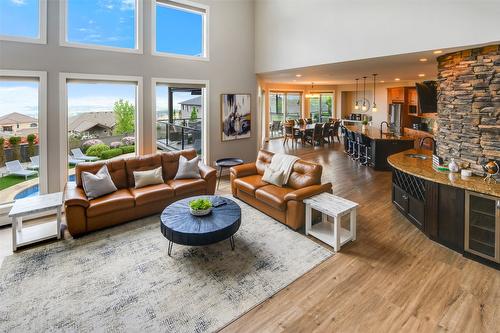 896 Hewetson Avenue, Kelowna, BC - Indoor Photo Showing Living Room