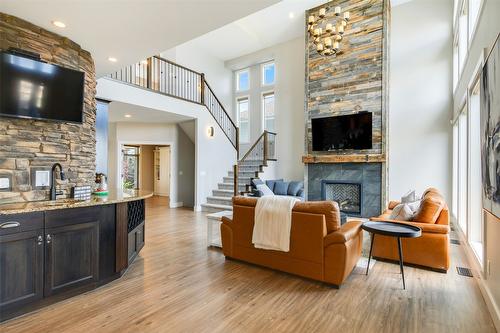 896 Hewetson Avenue, Kelowna, BC - Indoor Photo Showing Living Room With Fireplace