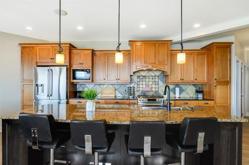 896 Hewetson Avenue, Kelowna, BC - Indoor Photo Showing Kitchen With Double Sink