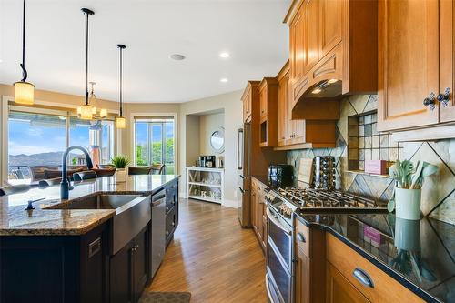 896 Hewetson Avenue, Kelowna, BC - Indoor Photo Showing Kitchen With Upgraded Kitchen