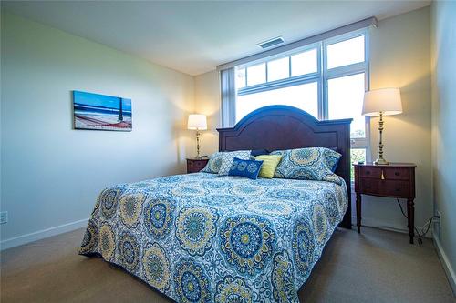 302-3301 Skaha Lake Road, Penticton, BC - Indoor Photo Showing Bedroom