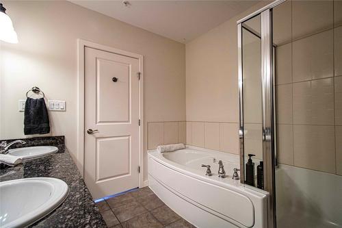 302-3301 Skaha Lake Road, Penticton, BC - Indoor Photo Showing Bathroom