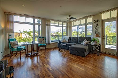 302-3301 Skaha Lake Road, Penticton, BC - Indoor Photo Showing Living Room