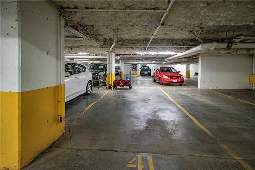 302-3301 Skaha Lake Road, Penticton, BC - Indoor Photo Showing Garage