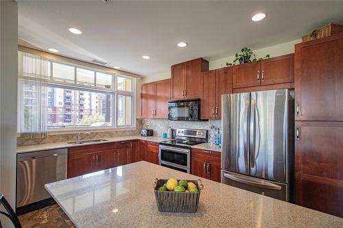 302-3301 Skaha Lake Road, Penticton, BC - Indoor Photo Showing Kitchen With Double Sink