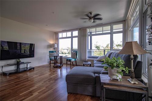 302-3301 Skaha Lake Road, Penticton, BC - Indoor Photo Showing Living Room