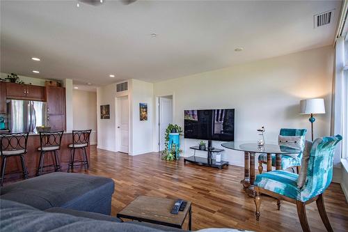 302-3301 Skaha Lake Road, Penticton, BC - Indoor Photo Showing Living Room