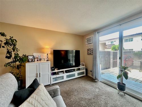 108-3800 24 Avenue, Vernon, BC - Indoor Photo Showing Living Room