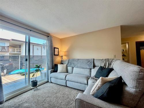 108-3800 24 Avenue, Vernon, BC - Indoor Photo Showing Living Room