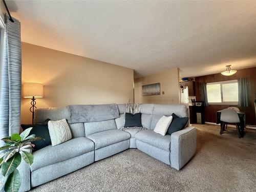 108-3800 24 Avenue, Vernon, BC - Indoor Photo Showing Living Room