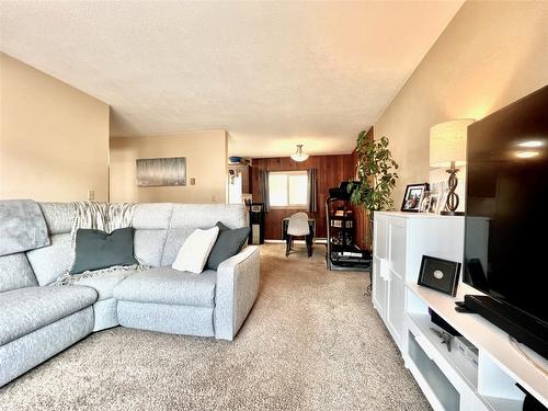 108-3800 24 Avenue, Vernon, BC - Indoor Photo Showing Living Room