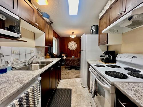 108-3800 24 Avenue, Vernon, BC - Indoor Photo Showing Kitchen With Double Sink