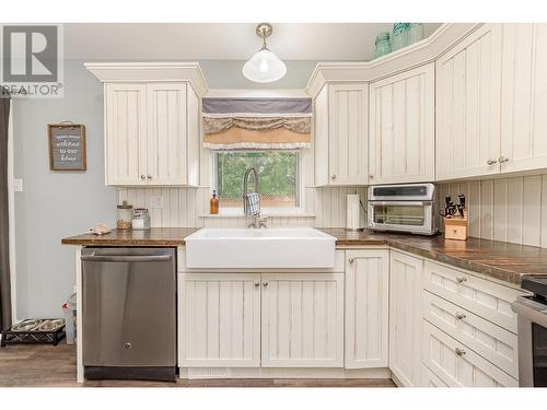 1630 17 Street Se, Salmon Arm, BC - Indoor Photo Showing Kitchen With Double Sink