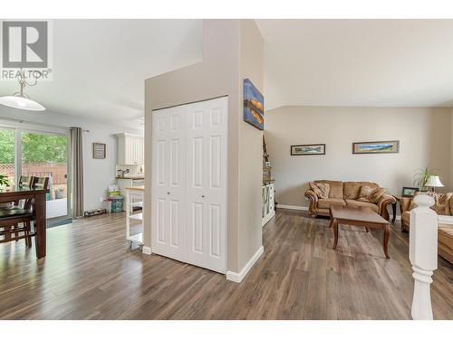 1630 17 Street Se, Salmon Arm, BC - Indoor Photo Showing Living Room