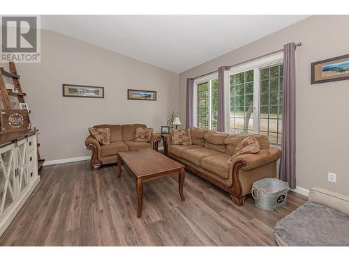 1630 17 Street Se, Salmon Arm, BC - Indoor Photo Showing Living Room