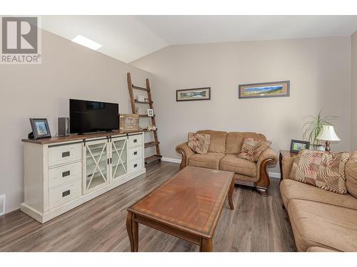 1630 17 Street Se, Salmon Arm, BC - Indoor Photo Showing Living Room