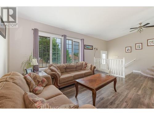 1630 17 Street Se, Salmon Arm, BC - Indoor Photo Showing Living Room