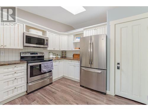 1630 17 Street Se, Salmon Arm, BC - Indoor Photo Showing Kitchen