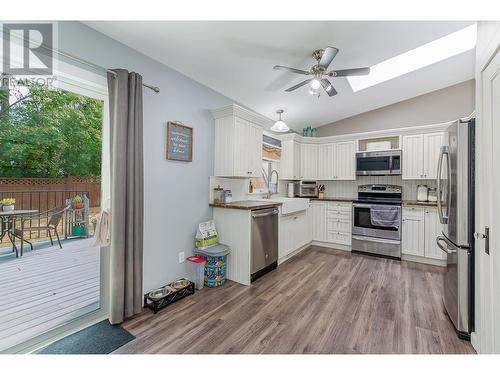 1630 17 Street Se, Salmon Arm, BC - Indoor Photo Showing Kitchen