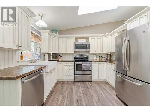 1630 17 Street Se, Salmon Arm, BC - Indoor Photo Showing Kitchen With Double Sink