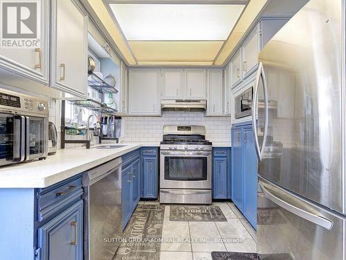 92 Simmons Boulevard, Brampton, ON - Indoor Photo Showing Kitchen With Upgraded Kitchen