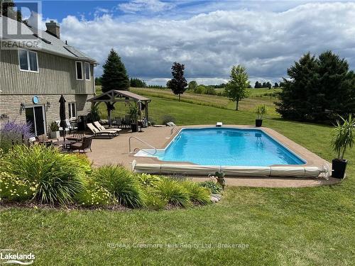 2332 Centre Line, Clearview, ON - Outdoor With In Ground Pool