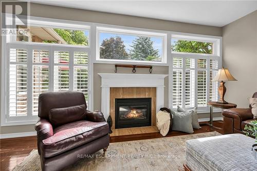 15 Pelham Drive, Hamilton (Meadowlands), ON - Indoor Photo Showing Living Room With Fireplace