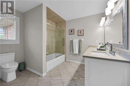 15 Pelham Drive, Hamilton (Meadowlands), ON - Indoor Photo Showing Bathroom