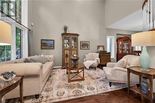 15 Pelham Drive, Hamilton (Meadowlands), ON - Indoor Photo Showing Living Room