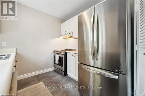 35 Fairington Crescent, St. Catharines, ON - Indoor Photo Showing Kitchen