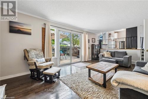 35 Fairington Crescent, St. Catharines, ON - Indoor Photo Showing Living Room