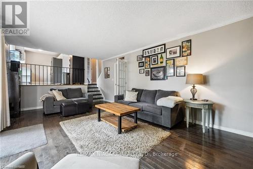 35 Fairington Crescent, St. Catharines, ON - Indoor Photo Showing Living Room