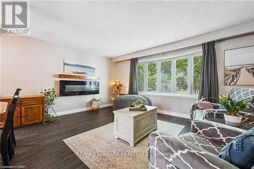 35 Fairington Crescent, St. Catharines, ON - Indoor Photo Showing Living Room