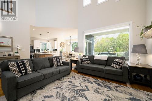 2738 Beachmount Cres, Kamloops, BC - Indoor Photo Showing Living Room