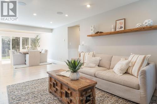 100 Rutledge Road, Mississauga (Streetsville), ON - Indoor Photo Showing Living Room