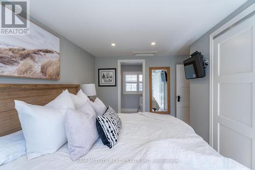 100 Rutledge Road, Mississauga (Streetsville), ON - Indoor Photo Showing Bedroom