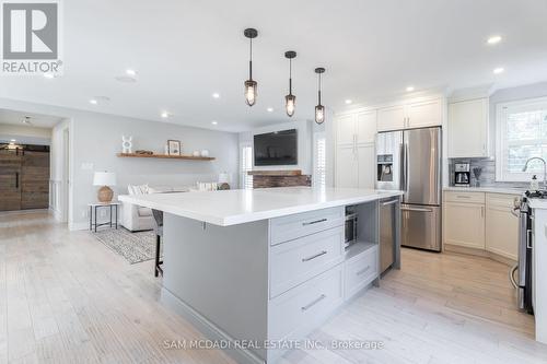 100 Rutledge Road, Mississauga (Streetsville), ON - Indoor Photo Showing Kitchen With Upgraded Kitchen