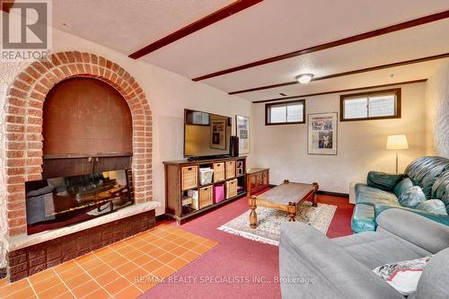 2476 Winthrop Crescent, Mississauga (Sheridan), ON - Indoor Photo Showing Living Room