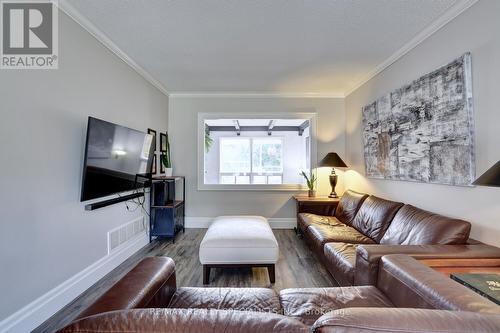 2476 Winthrop Crescent, Mississauga (Sheridan), ON - Indoor Photo Showing Living Room