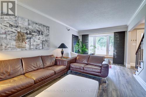 2476 Winthrop Crescent, Mississauga (Sheridan), ON - Indoor Photo Showing Living Room