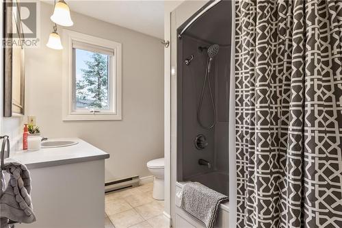 87 Chiasson, Dieppe, NB - Indoor Photo Showing Bathroom