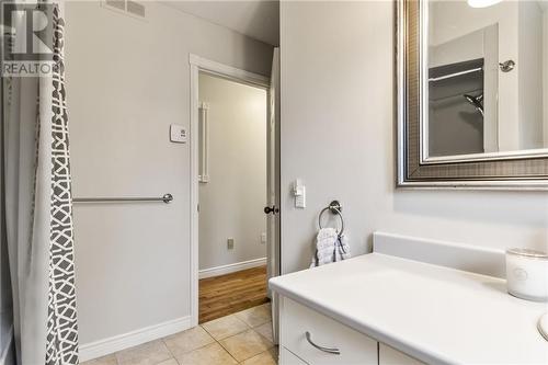 87 Chiasson, Dieppe, NB - Indoor Photo Showing Bathroom